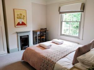 Postel nebo postele na pokoji v ubytování Stunning New Forest Cottage close to Paultons Park + 7 fotografií