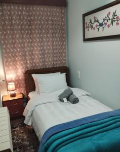 un dormitorio con una cama con un animal de peluche en Casa D' Irene, en Karpenisi