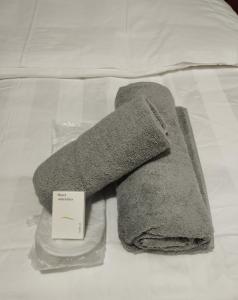 una pila de toallas sentadas en una cama en Casa D' Irene, en Karpenisi