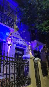 un edificio con luces púrpuras en el lateral. en Hostel Che Buenos Aires en Buenos Aires