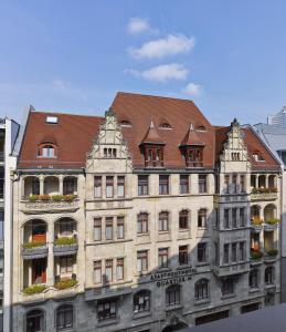 un gran edificio con techo marrón en Apartmenthotel Quartier M, en Leipzig