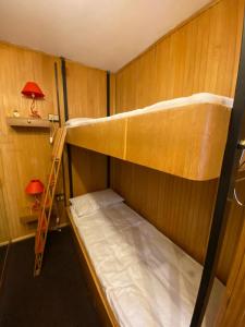 Ένα ή περισσότερα κρεβάτια σε δωμάτιο στο L'altra casa del Cervino