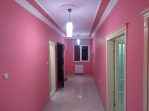 トラブゾンにあるYAFA Furnished Apartments Trabzonのピンクの壁の家の廊下
