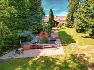 an image of a hobbit house in a yard at Sielsko i Zacisznie in Ełk