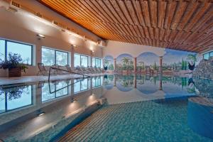 The swimming pool at or close to PanoramaHotel Penegal