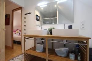 Le Vast的住宿－Gîte Au fil de l'eau，浴室设有2个水槽和镜子