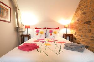 Ένα ή περισσότερα κρεβάτια σε δωμάτιο στο Gîte Au fil de l'eau