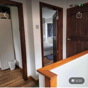 ein Zimmer mit einer Tür und ein Zimmer mit einem Schlafzimmer in der Unterkunft Bramcote 3 bedroom house in Bramcote