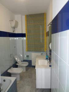 uma casa de banho com 2 WC e um lavatório em La Perla dei Trabocchi em San Vito Chietino
