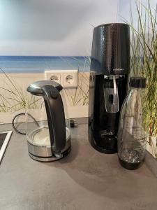una macchinetta del caffè seduta su un bancone accanto alla spiaggia di Heimathafen Wanne a Herne