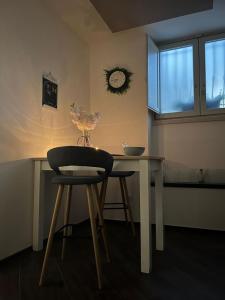 una mesa de comedor y una silla con un jarrón. en Al centro exclusive apartment, en Brindisi