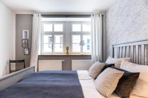 a bedroom with a large bed and a window at Elbsandstein-Suite direkt im Stadtzentrum in Pirna