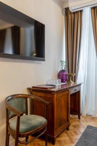 drewnianym biurkiem z krzesłem i lustrem w obiekcie Clucerului Arc De Triomphe w Bukareszcie