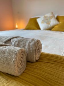 Una cama con toallas encima. en Vakantiestudio Ouanaïo, en Zedelgem