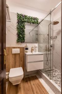 ein Badezimmer mit einem weißen WC und einer Dusche in der Unterkunft Clucerului Arc De Triomphe in Bukarest