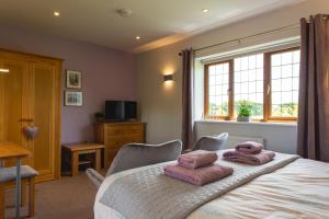 een slaapkamer met een bed met twee handdoeken erop bij Wick House in Taunton