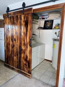 cocina con puerta de madera en Cozy Mountain Home Close To Hiking, Ski &Red Rocks, en Kittredge