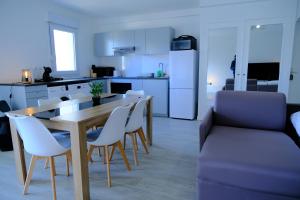 a kitchen and dining room with a table and chairs at CALYPSO- Grand T3 - Arrivée Autonome - Parking & Wifi gratuit in Melun