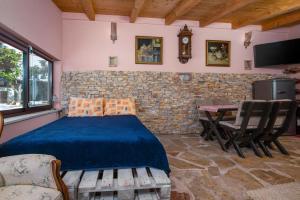 sypialnia z łóżkiem, stołem i krzesłami w obiekcie Istrian Tavern next to the Pool w mieście Banjole