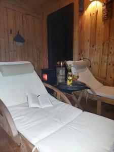 una habitación con 2 camas y una mesa con una botella de vino en "Cztery Klony", en Kowale Oleckie