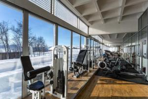 un gimnasio con una fila de máquinas de correr en un edificio en Leilighet Beitostølen sentrum, terrasse og innendørs parkering, en Beitostølen