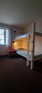 Ένα ή περισσότερα κρεβάτια σε δωμάτιο στο Hassela Vandrarhem