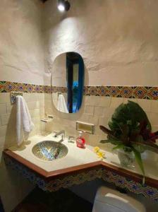 y baño con lavabo y espejo. en Casa Benigno muy cerca de Ginebra, en Ginebra