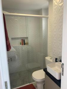 W łazience znajduje się prysznic, toaleta i umywalka. w obiekcie VISTA para o MAR!!! w mieście Balneário Camboriú
