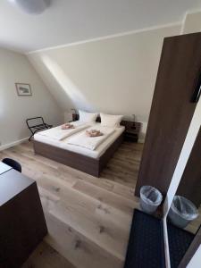 Schlafzimmer mit einem Bett und Holzboden in der Unterkunft Hotel Stockumer Hof in Werne an der Lippe