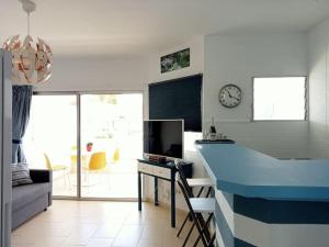 TV a/nebo společenská místnost v ubytování Apartment with large terrace, 10 meters from Playa de las Burras