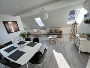 sala de estar con mesa blanca y sillas en Große 3 Zimmer Wohnung in Kirchhain, en Kirchhain