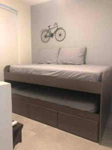 Un dormitorio con una cama con una bicicleta en la pared. en Precioso Loft a pie de playa, en Nuevo Vallarta 