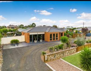 una imagen de una casa en Modern family home with pool, en Carisbrook