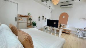 een woonkamer met een bed en een televisie bij Helena’s Studio Suite Gerik in Gerik