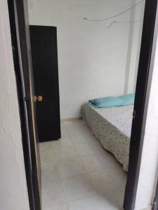 アルボレテスにあるApartamento Arboletes a 2 cuadras playa principalの小さなベッドルーム(ベッド1台付)