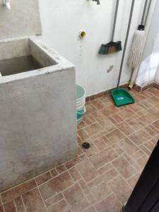 ein Badezimmer mit einem Waschbecken und einem Besen in der Unterkunft Apartamento Arboletes a 2 cuadras playa principal in Arboletes
