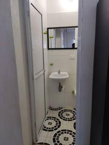 ein Bad mit einem Waschbecken und einem Spiegel in der Unterkunft Apartamento Arboletes a 2 cuadras playa principal in Arboletes