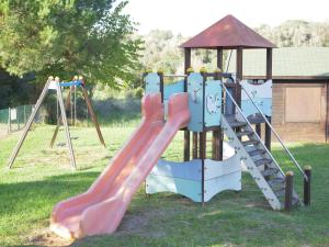 ラゴスにあるSea View Apartment Near Meia Praia Beach in Lagos!の遊び場(滑り台、ガゼボ付)