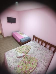 A bed or beds in a room at kitnet pé na areia reservado por sayonara