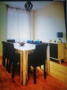 Televízia a/alebo spoločenská miestnosť v ubytovaní Jolie maison à 200 m des plages du débarquement