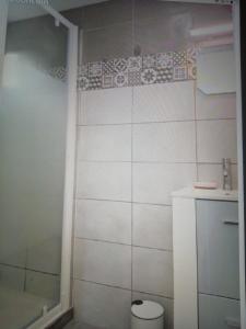 a bathroom with a shower and a toilet at Jolie maison à 200 m des plages du débarquement in Saint-Aubin-sur-Mer