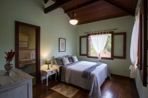 un dormitorio con una cama y una ventana en Bela vista - Secretário, en Petrópolis 45 fotos más