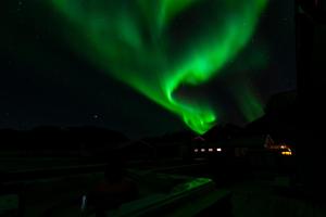 obraz zorzy polarnej na niebie w obiekcie Arctic Lodge Tromvik with jacuzzi w mieście Tromsø