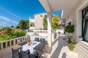 a patio with a table and chairs on a balcony at Apartments Talija in Drasnice
