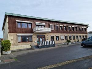 a building with a car parked in front of it at City Centre Unterkunft in Itzehoe