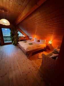 sypialnia z łóżkiem w drewnianym pokoju w obiekcie Skigebiete Stuhleck und Semmering,Wandergebiete Schneeberg und Rax w mieście Neunkirchen