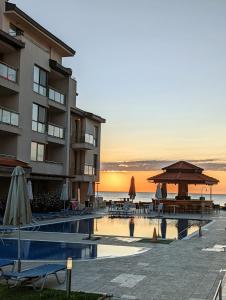 a hotel with a swimming pool and a beach at Urlaub - Obzor Beach Resort A109 in Obzor