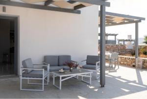 A seating area at Blue diamonds villas Paros