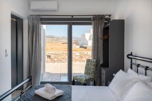 A bed or beds in a room at Blue diamonds villas Paros Még 37 kép