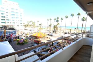 uma vista para a praia a partir da varanda de um resort em Ithaki Phinikoudes Apartment No. 105 em Lárnaca